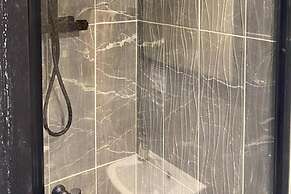 House - Sleeps 8 - Garden - Parking