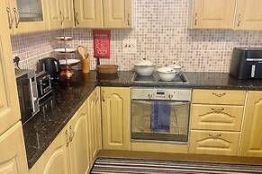 House - Sleeps 8 - Garden - Parking