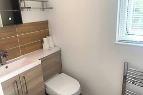 House - Sleeps 8 - Garden - Parking