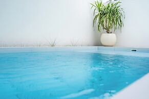 Dreamland Villa with Pool 3 min to Beach