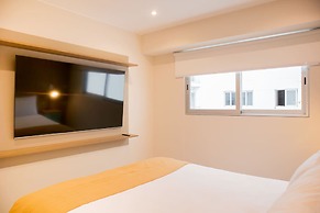 w Bright 3BR w Balcony in Vibrant Miraflores