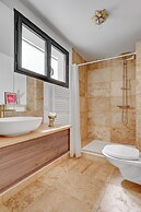 Stylish 2BR for 6 by Champs-Elysees