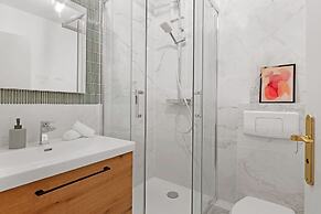 Stylish 2BR for 6 by Champs-Elysees
