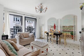Stylish 2BR for 6 by Champs-Elysees