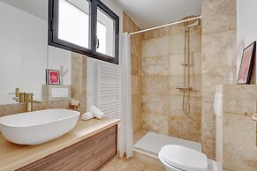 Stylish 2BR for 6 by Champs-Elysees