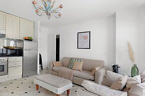 Stylish 2BR for 6 by Champs-Elysees