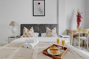 Stylish 2BR for 6 by Champs-Elysees