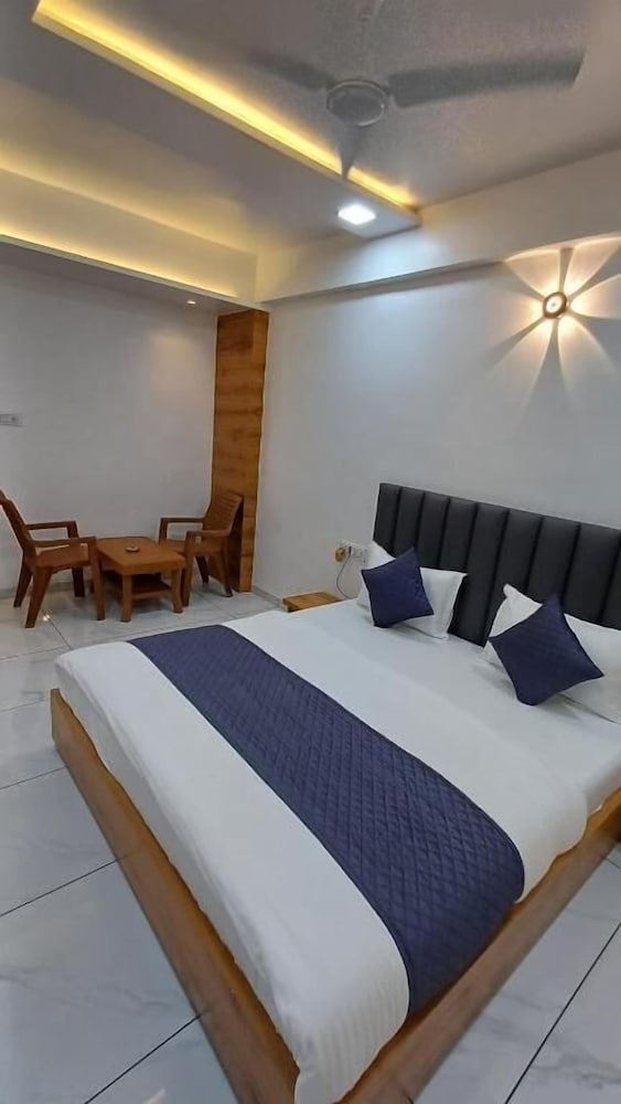 Hotel The Grand Jashi Residency