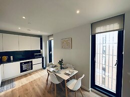 City Sky View Centre Luxe Apartment - 2 Bedrooms