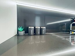 City Sky View Centre Luxe Apartment - 2 Bedrooms
