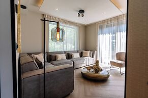 Stay With Private Pool & Hot Tub