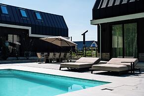Stay With Private Pool & Hot Tub