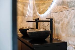 Stay With Private Pool & Hot Tub