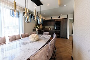 Stay With Private Pool & Hot Tub