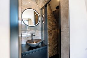 Stay With Private Pool & Hot Tub