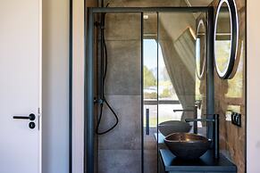 Stay With Private Pool & Hot Tub