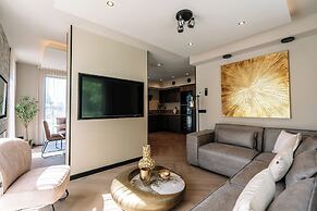 Stay With Private Pool & Hot Tub