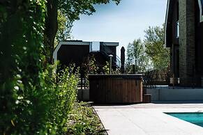 Stay With Private Pool & Hot Tub