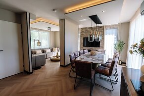 Stay With Private Pool & Hot Tub