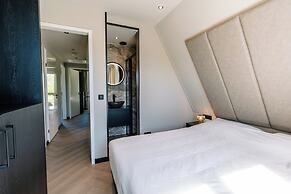 Stay With Private Pool & Hot Tub