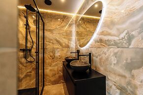 Stay With Private Pool & Hot Tub