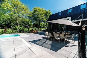 Stay With Private Pool & Hot Tub