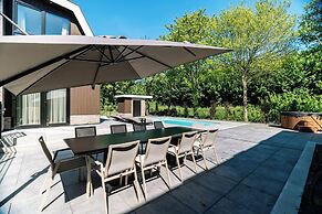 Stay With Private Pool & Hot Tub