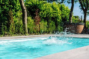 Stay With Private Pool & Hot Tub