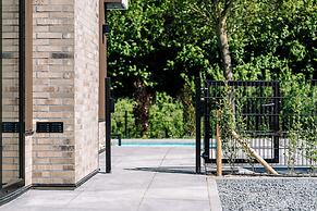 Stay With Private Pool & Hot Tub