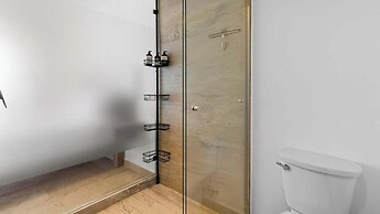 Brand New Oceanview Studio - Pools - Beach - Gym