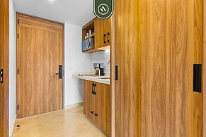 Brand New Oceanview Studio - Pools - Beach - Gym