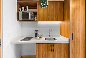 Brand New Oceanview Studio - Pools - Beach - Gym