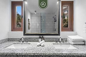 Stylish 2 BR Condo in Romantic Zone - Rooftop Pool