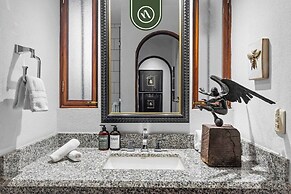 Stylish 2 BR Condo in Romantic Zone - Rooftop Pool