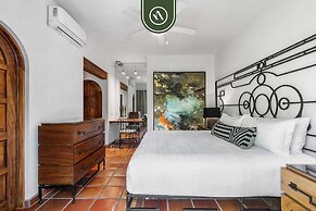Stylish 2 BR Condo in Romantic Zone - Rooftop Pool