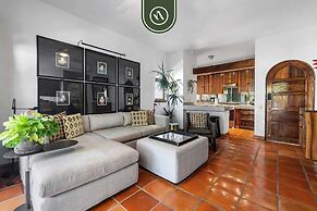 Stylish 2 BR Condo in Romantic Zone - Rooftop Pool