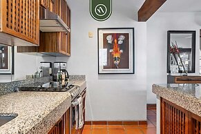 Stylish 2 BR Condo in Romantic Zone - Rooftop Pool