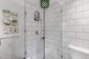 Stylish 2 BR Condo in Romantic Zone - Rooftop Pool