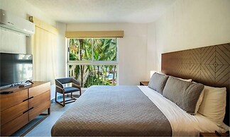 Beachfront 2BR Condo - Pool - Blue Flag Beach