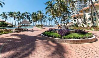 Beachfront 2BR Condo - Pool - Blue Flag Beach
