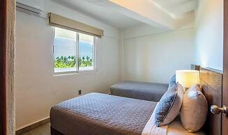 Beachfront 2BR Condo - Pool - Blue Flag Beach