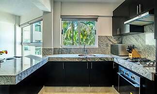 Beachfront 2BR Condo - Pool - Blue Flag Beach