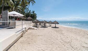 Beachfront 2BR Condo - Pool - Blue Flag Beach