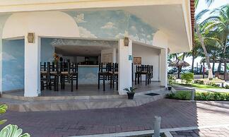 Beachfront 2BR Condo - Pool - Blue Flag Beach