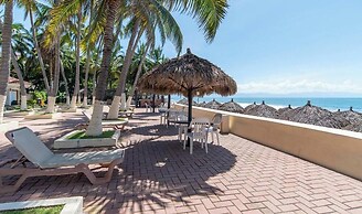 Beachfront 2BR Condo - Pool - Blue Flag Beach