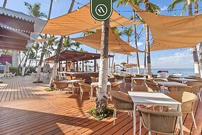 Beachfront 1 BR Condo With Multiple Pools - Gym