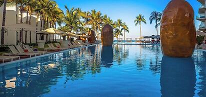 Beachfront 1 BR Condo With Multiple Pools - Gym