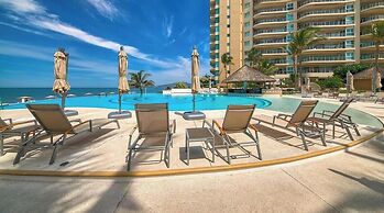 Oceanfront 2 BR Condo - Beach - Restaurant - Gym