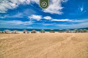 Oceanfront 2 BR Condo - Beach - Restaurant - Gym