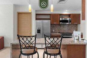 Oceanfront 2 BR Condo - Beach - Restaurant - Gym